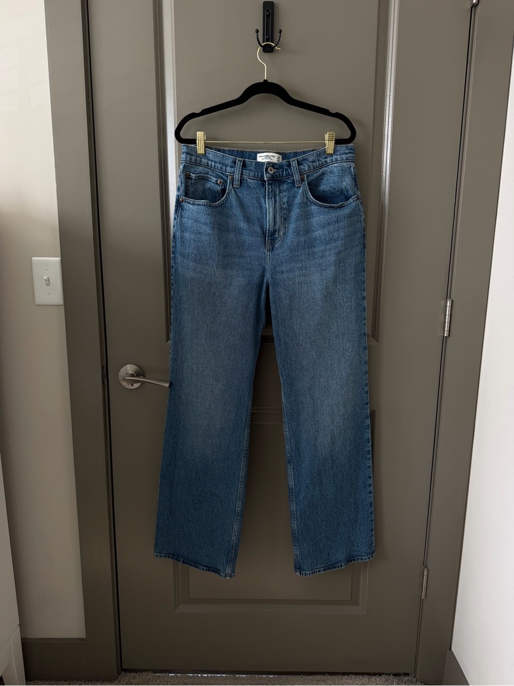 Abercrombie & Fitch | High Rise 90s Relaxed Jean in Medium Wash